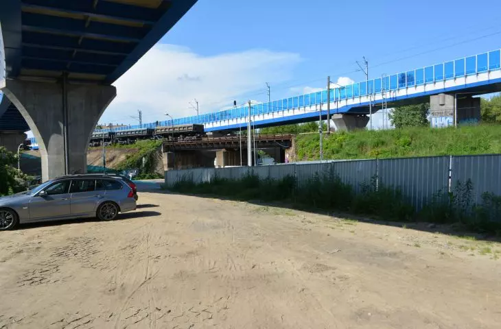 The area under the Jana Dekerta Street railroad connector. 