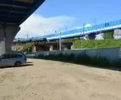 Teren pod łącznicą kolejową ul. Jana Dekerta. 