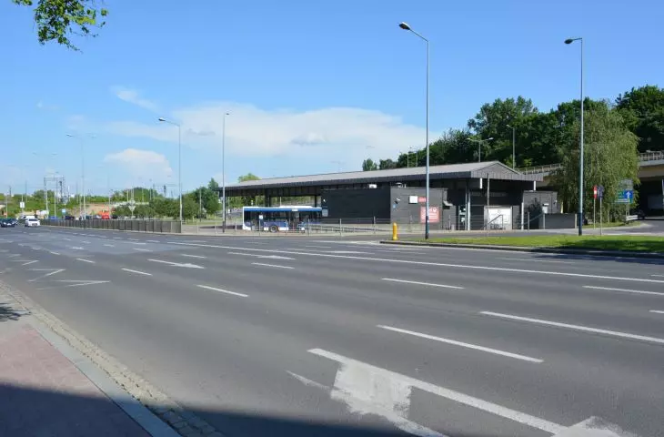 Terminal autobusowy obok łącznicy kolejowej i stacji Szybkiej Kolei Miejskiej Kraków Podgórze. 