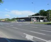 Terminal autobusowy obok łącznicy kolejowej i stacji Szybkiej Kolei Miejskiej Kraków Podgórze. 