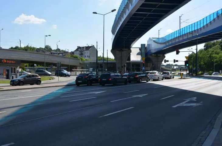 Stacja Szybkiej Kolei Miejskiej Kraków Podgórze, na której zbiegają się tory, pod którymi ma powstać park. 
