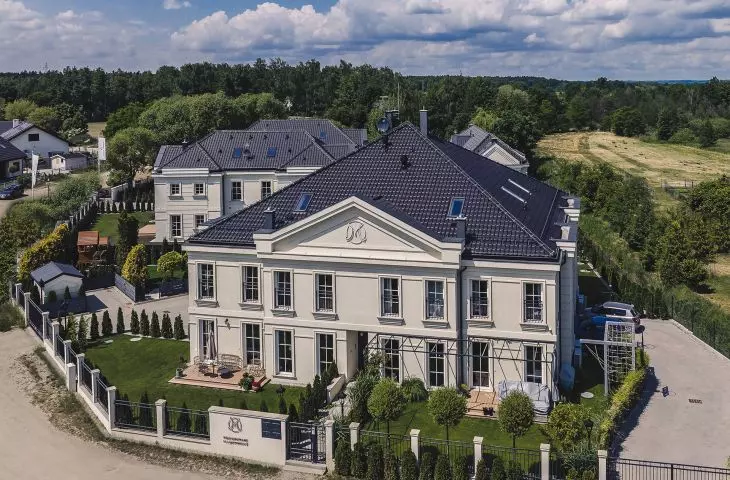 Zamontowane w Willach Marzewickich okna pionowe INNOVIEW nadały obiektom klasyki i elegancji.