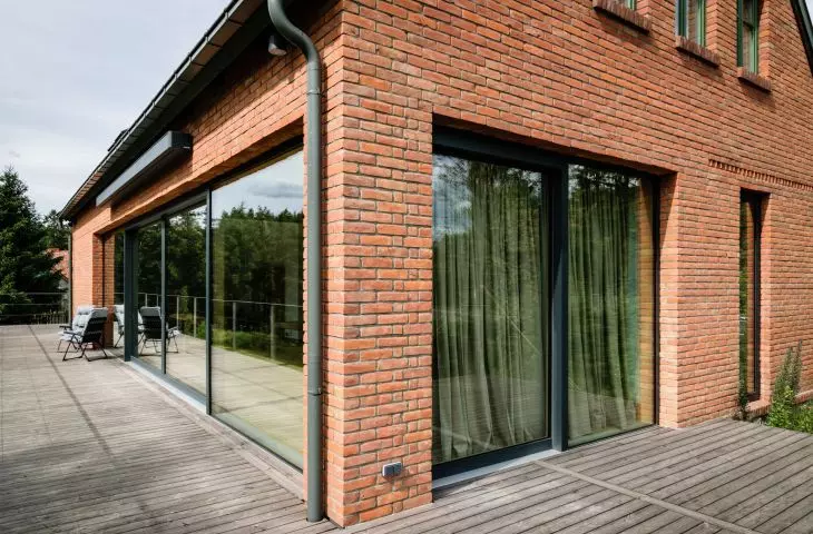 INNOVIEW's multi-surface glazing opens the house to its surroundings. 