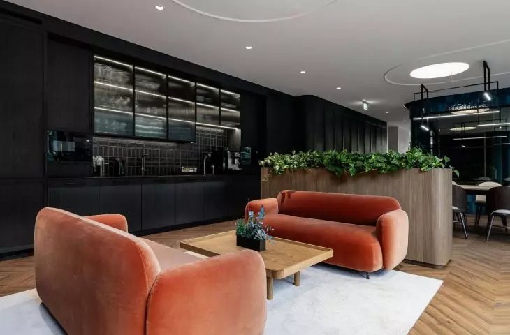 Fotomohito, Warszawskie biuro, Master Oak natural copper i Master Oak elegant black od Unilin Panels