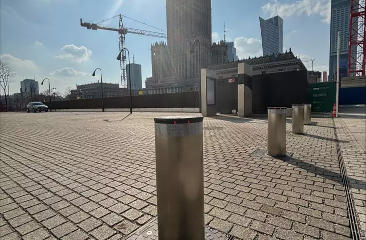 Muzeum Sztuki Nowoczesnej w Warszawie; słupki hydrauliczne Spartacus, wersja ze stali nierdzewnej Inox
