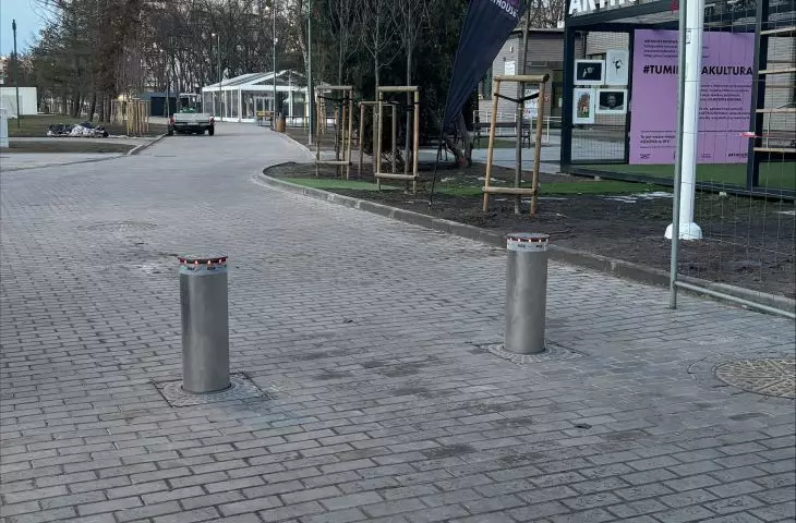 słupki hdyrauliczne Spartacus przy Domu Kultury Arthouse w Warszawie