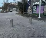 słupki hdyrauliczne Spartacus przy Domu Kultury Arthouse w Warszawie