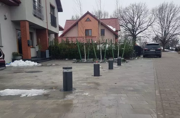 Wrocław, realizacja dla klienta indywidualnego; słupki elektromechaniczne