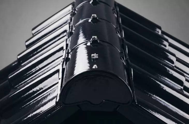 The ridge clamps in the swissporTON system guarantee corrosion resistance for generations, providing secure fastening and peace of mind for years to come