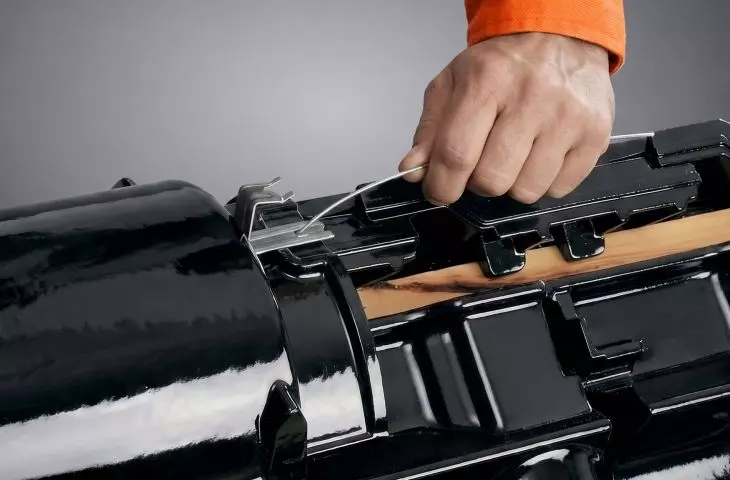 The swissporTON system eliminates the need for a traditional ridge batten - the ridge tiles are securely fastened with clamps and secured with mounting wires directly to the roof structure