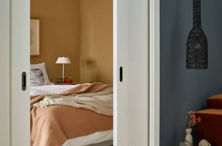 Discreet sliding doors 