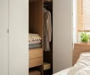 Closet with door-harmonium
