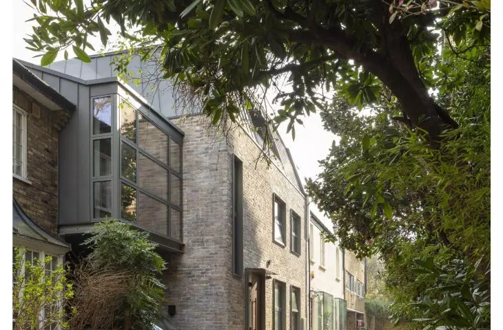 A solar-powered apartment in a tenement building/Archi-Tectonics