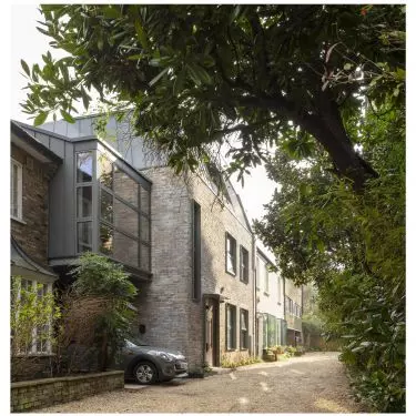 A solar-powered apartment in a tenement building/Archi-Tectonics