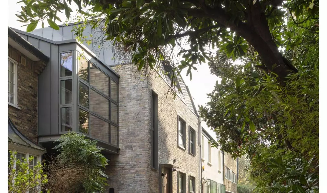 A solar-powered apartment in a tenement building/Archi-Tectonics