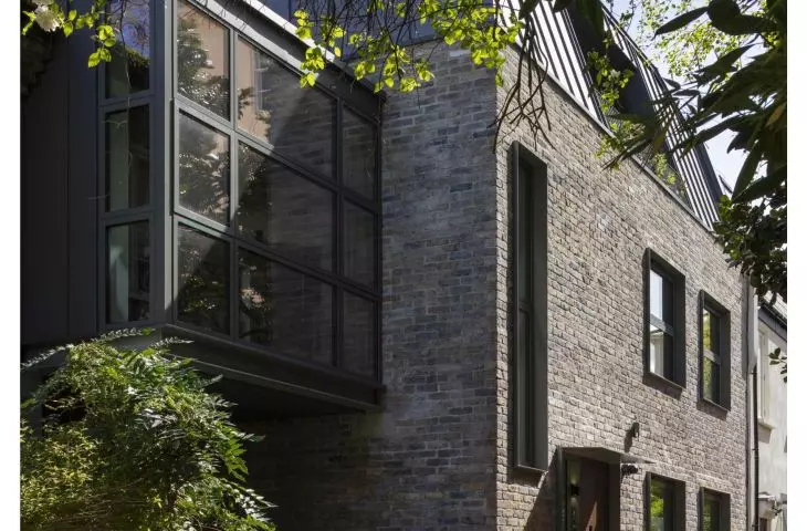 A solar-powered apartment in a tenement building/Archi-Tectonics