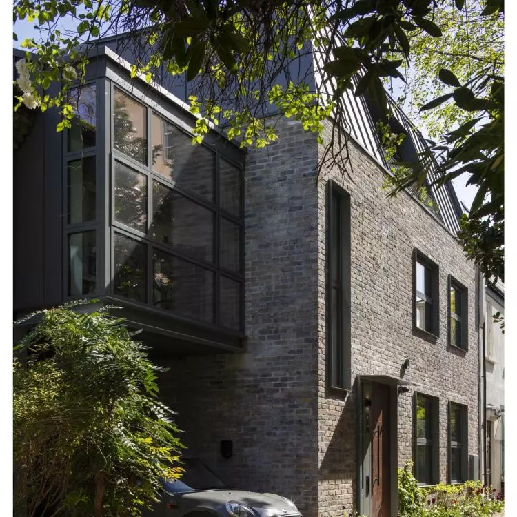 A solar-powered apartment in a tenement building/Archi-Tectonics