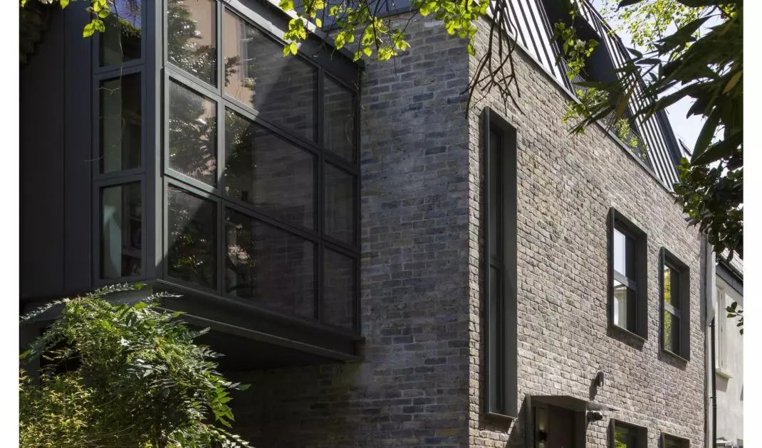 A solar-powered apartment in a tenement building/Archi-Tectonics