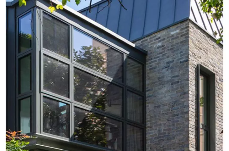 A solar-powered apartment in a tenement building/Archi-Tectonics