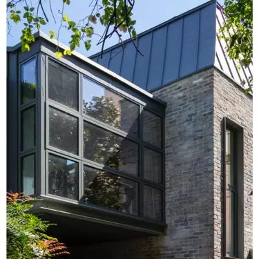 A solar-powered apartment in a tenement building/Archi-Tectonics