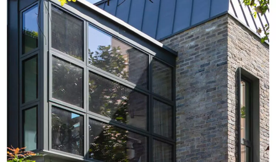 A solar-powered apartment in a tenement building/Archi-Tectonics