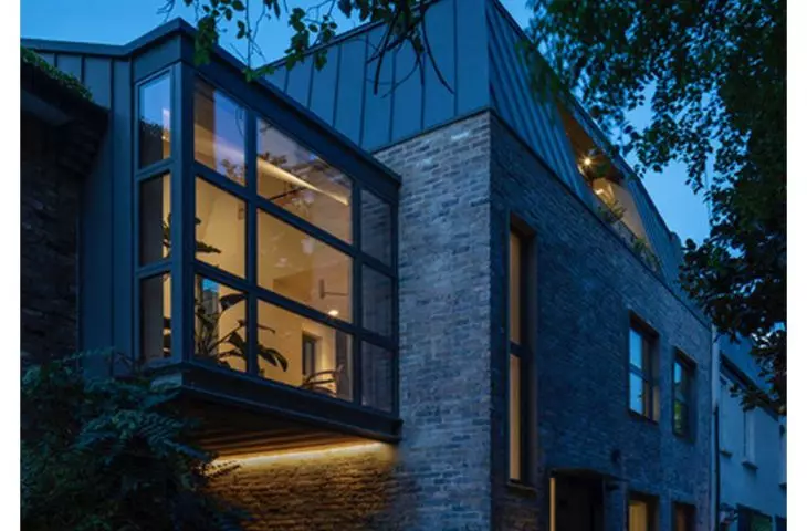 A solar-powered apartment in a tenement building/Archi-Tectonics