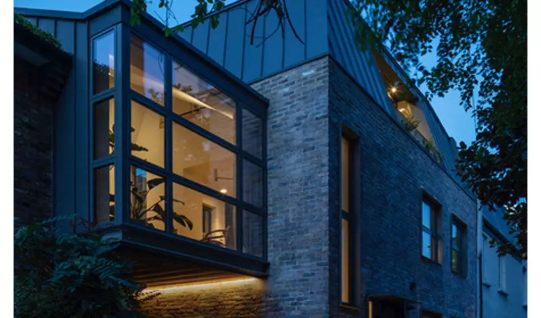 A solar-powered apartment in a tenement building/Archi-Tectonics