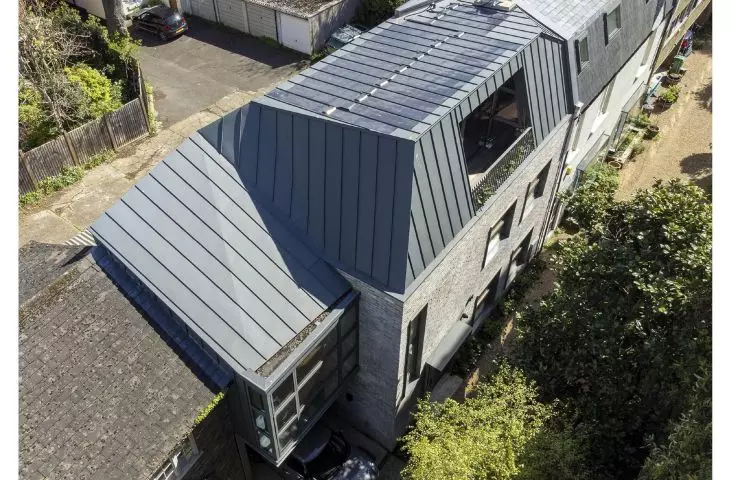 A solar-powered apartment in a tenement building/Archi-Tectonics