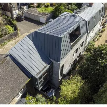 A solar-powered apartment in a tenement building/Archi-Tectonics