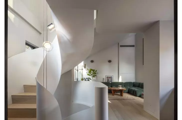 A solar-powered apartment in a tenement building/Archi-Tectonics