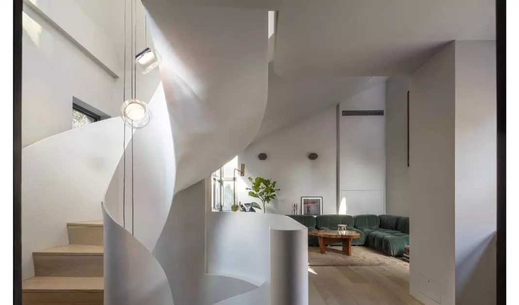 A solar-powered apartment in a tenement building/Archi-Tectonics