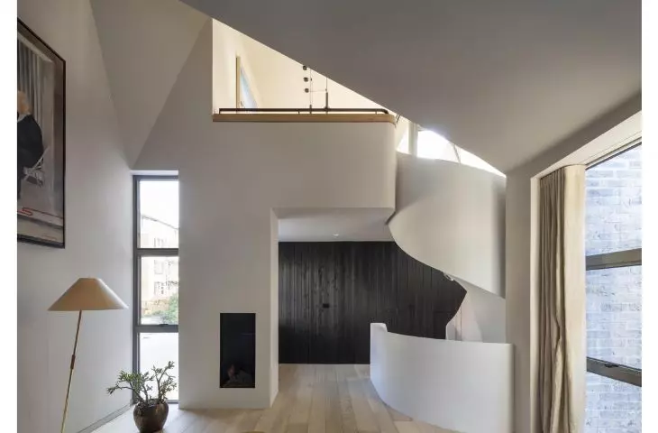 A solar-powered apartment in a tenement building/Archi-Tectonics