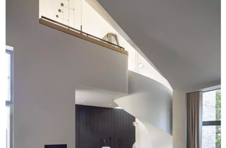 A solar-powered apartment in a tenement building/Archi-Tectonics