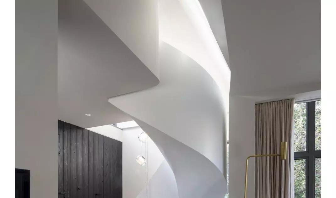 A solar-powered apartment in a tenement building/Archi-Tectonics
