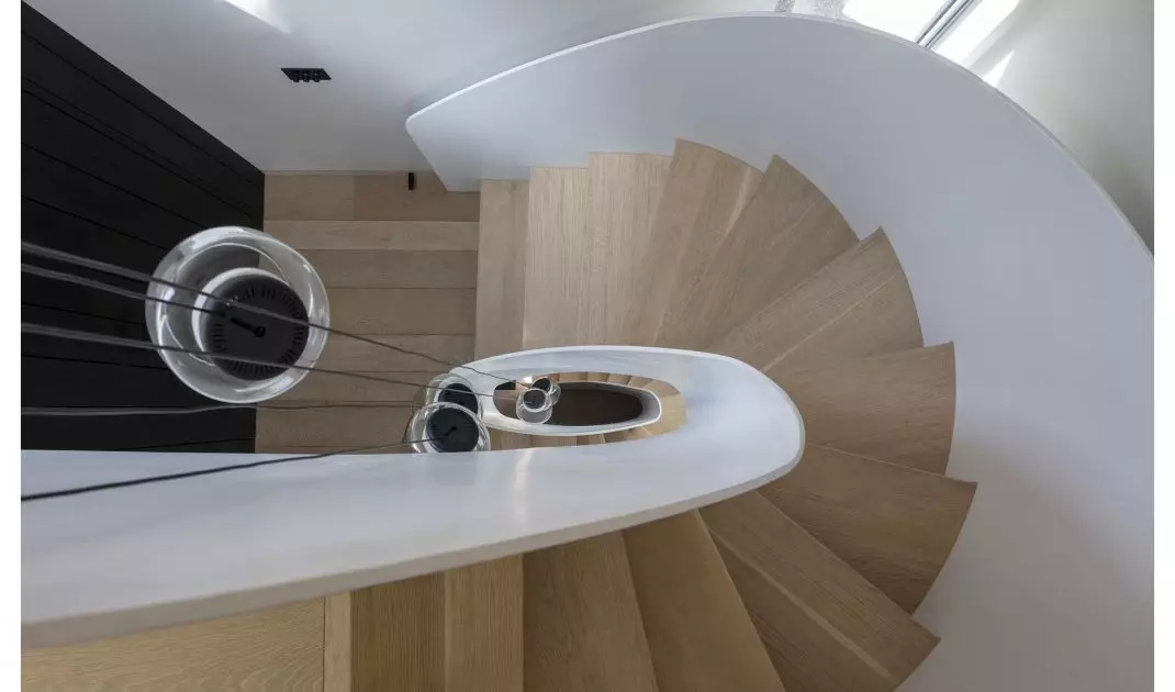 A solar-powered apartment in a tenement building/Archi-Tectonics