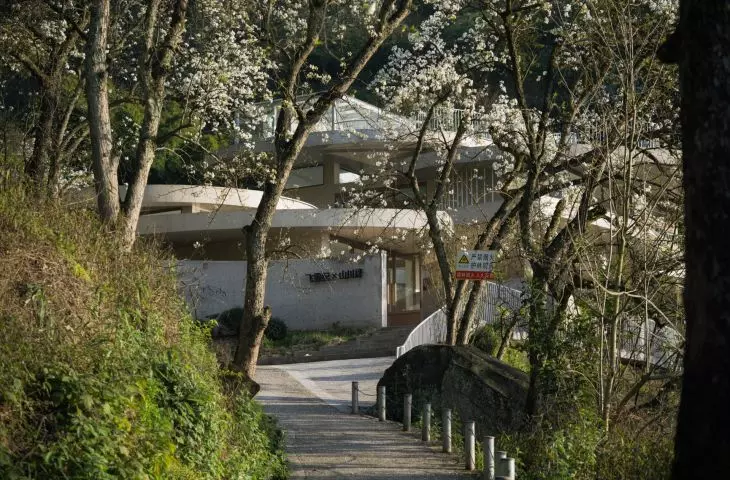Buzzy Sunny Feixue Pavilion, Lihua