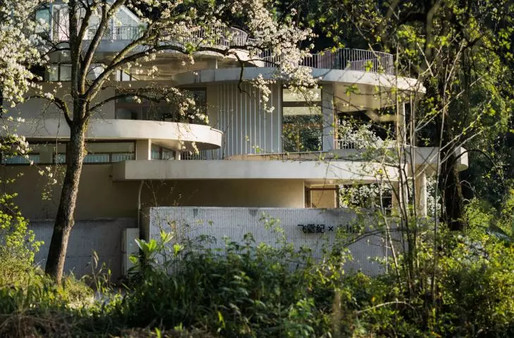 Buzzy Sunny Feixue Pavilion, Lihua