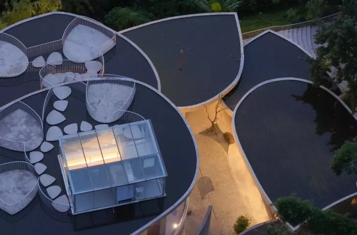 Buzzy Sunny Feixue Pavilion, Lihua