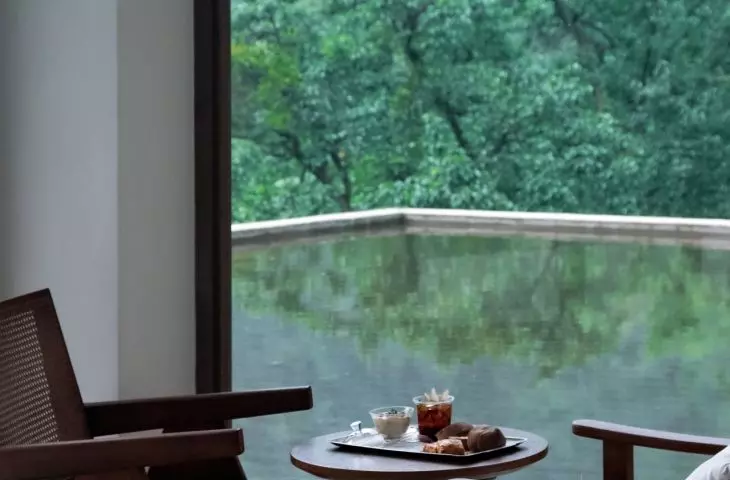 Buzzy Sunny Feixue Pavilion, Lihua