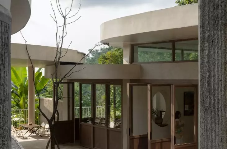 Buzzy Sunny Feixue Pavilion, Lihua