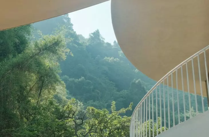 Buzzy Sunny Feixue Pavilion, Lihua
