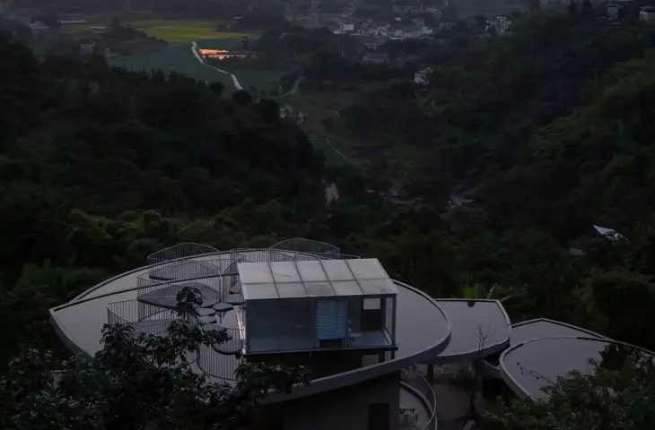 Buzzy Sunny Feixue Pavilion, Lihua