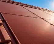 The swissporTON brand demonstrates that fine craftsmanship and a culture-rooted aesthetic can create the perfect synergy with SunLACE’s modern photovoltaic technology and energy efficiency requirements