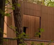 Here and there, the wooden facade has gaps, and the openwork screens allow light to reach the hidden terraces