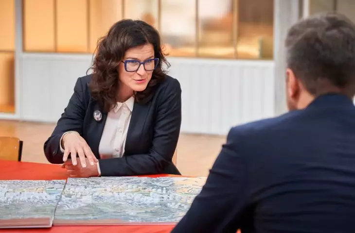 Aleksandra Dulkiewicz, prezydentka Gdańska nad makietą projektu