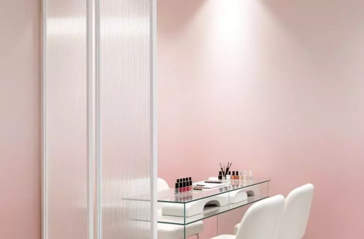 Nordic-style metal partitions with white grooved glass for a beauty salon