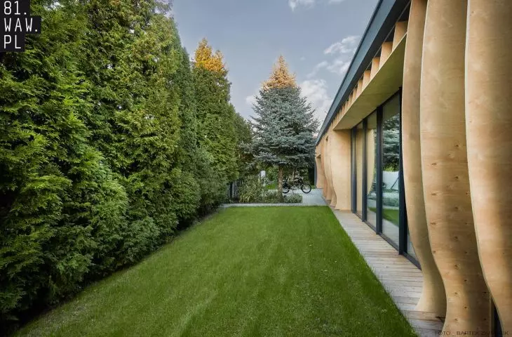 unusual facade not only shades the rooms, but also ensures the privacy of householders