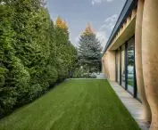 unusual facade not only shades the rooms, but also ensures the privacy of householders