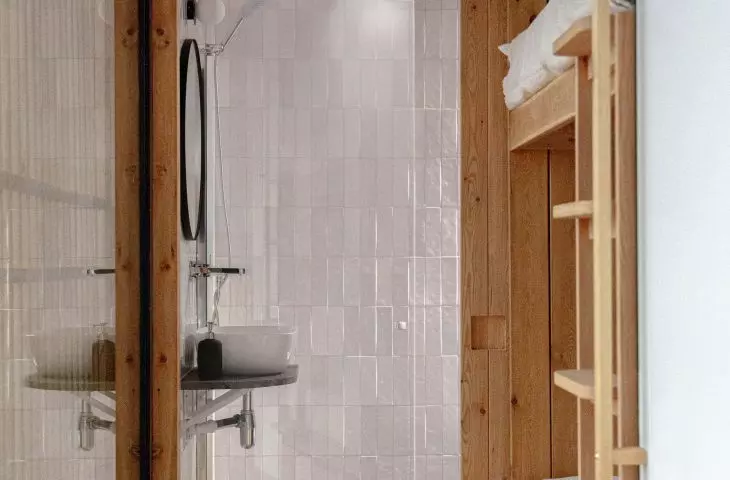 A view of the bathroom 