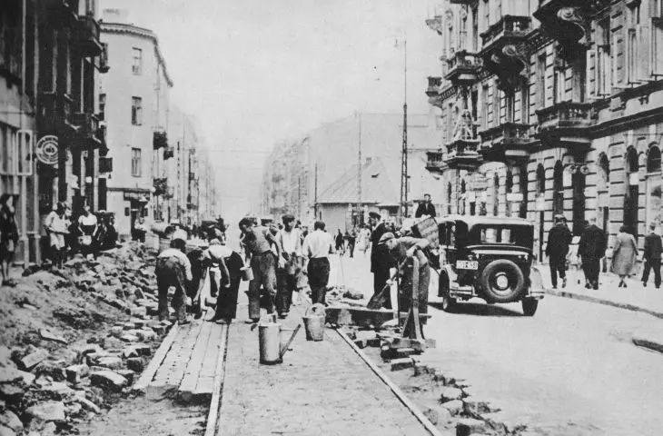 Construction of a tram line on Żelazna Street